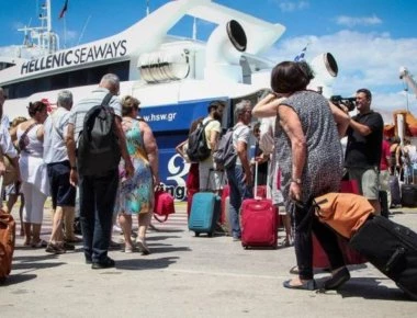 Κορυφώνεται η έξοδος του Δεκαπενταύγουστου - Ατελείωτες ουρές στα λιμάνια